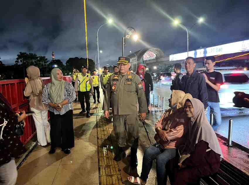 Sejumlah aparat Pol PP dan polisi meninjau langsung kondisi Jembatan Ampera di malam hari, Kamis (11/9/2025). Foto: Kominfo Palembang.
