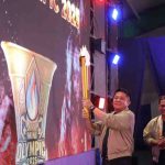 Gubernur Sumsel, Herman Deru menyulutkan api obor pada pembukaan Pertamina EP Mini Olympic Tahun 2025 yang berlangsung di Main Dining Hall Jakabaring Sport City, Palembang, Jumat (29/8/2025). Foto: Humas Pemprov Sumsel.