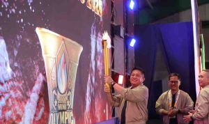 Gubernur Sumsel, Herman Deru menyulutkan api obor pada pembukaan Pertamina EP Mini Olympic Tahun 2025 yang berlangsung di Main Dining Hall Jakabaring Sport City, Palembang, Jumat (29/8/2025). Foto: Humas Pemprov Sumsel.