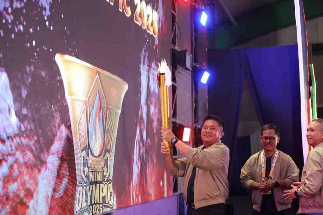 Gubernur Sumsel, Herman Deru menyulutkan api obor pada pembukaan Pertamina EP Mini Olympic Tahun 2025 yang berlangsung di Main Dining Hall Jakabaring Sport City, Palembang, Jumat (29/8/2025). Foto: Humas Pemprov Sumsel.