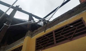 Atap salah satu bangunan SMPN 39 Palembang ambruk diterjang puting beliuang, Senin (29/9/2025). Foto: Kominfo Palembang.