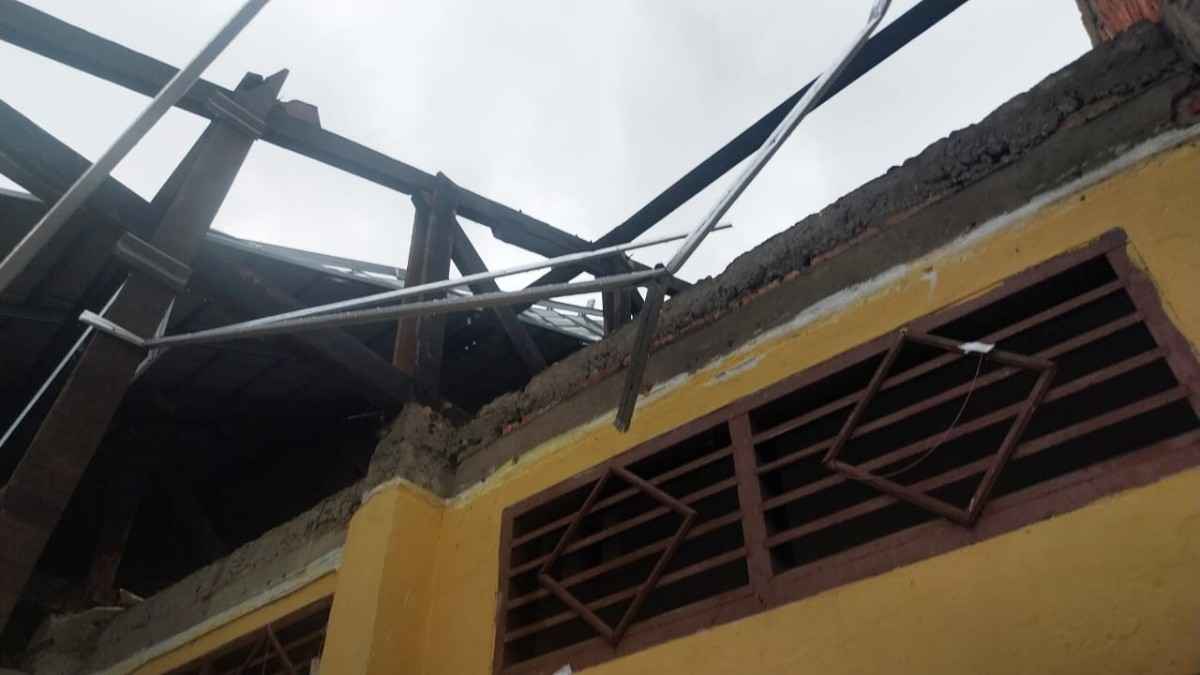 Atap salah satu bangunan SMPN 39 Palembang ambruk diterjang puting beliuang, Senin (29/9/2025). Foto: Kominfo Palembang.