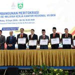 Walikota Palembang, Ratu Dewa dan sejumlah kepala daerah lainnya menandatangani Komitmen Bersama Meritokrasi bersama para kepala daerah se-wilayah kerja Kantor Regional (Kanreg) VII Badan Kepegawaian Negara, Rabu (10/9/2025). Foto: Kominfo Palembang.