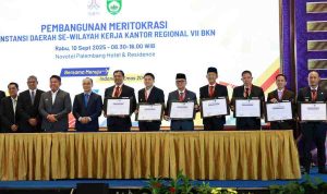 Walikota Palembang, Ratu Dewa dan sejumlah kepala daerah lainnya menandatangani Komitmen Bersama Meritokrasi bersama para kepala daerah se-wilayah kerja Kantor Regional (Kanreg) VII Badan Kepegawaian Negara, Rabu (10/9/2025). Foto: Kominfo Palembang.