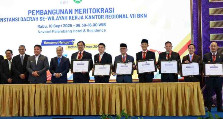 Walikota Palembang, Ratu Dewa dan sejumlah kepala daerah lainnya menandatangani Komitmen Bersama Meritokrasi bersama para kepala daerah se-wilayah kerja Kantor Regional (Kanreg) VII Badan Kepegawaian Negara, Rabu (10/9/2025). Foto: Kominfo Palembang.