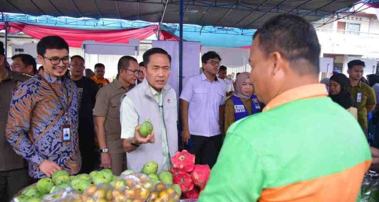 Walikota Palembang, H Ratu Dewa turun langsung meninjau pelaksanaan Pasar Murah yang digelar di Rusunawa Jalan Kasnariansyah, Selasa (16/9/2025). Foto: Kominfo Palembang.