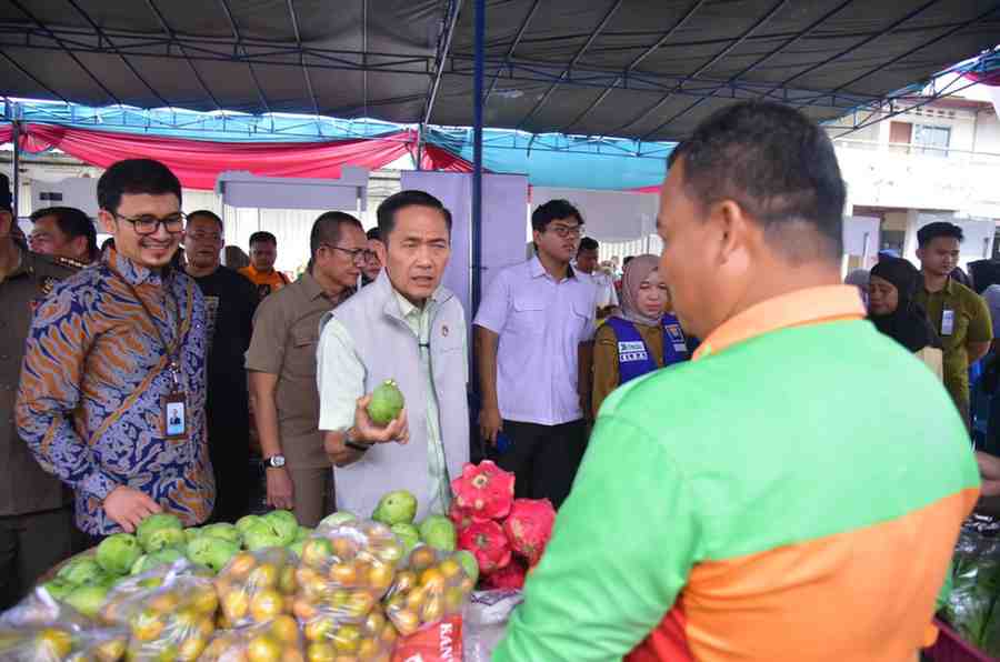Walikota Palembang, H Ratu Dewa turun langsung meninjau pelaksanaan Pasar Murah yang digelar di Rusunawa Jalan Kasnariansyah, Selasa (16/9/2025). Foto: Kominfo Palembang.