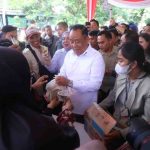 Wagub Sumsel, Cik Ujang mengunjungi kegiatan operasi pasar murah di pasar teminal Kenten, Palembang, Kamis (18/9/2025). Foto: Humas Pemprov Sumsel.