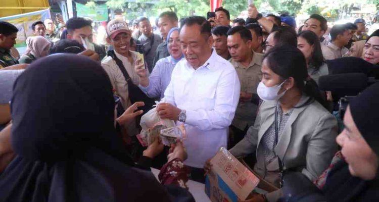 Wagub Sumsel, Cik Ujang mengunjungi kegiatan operasi pasar murah di pasar teminal Kenten, Palembang, Kamis (18/9/2025). Foto: Humas Pemprov Sumsel.