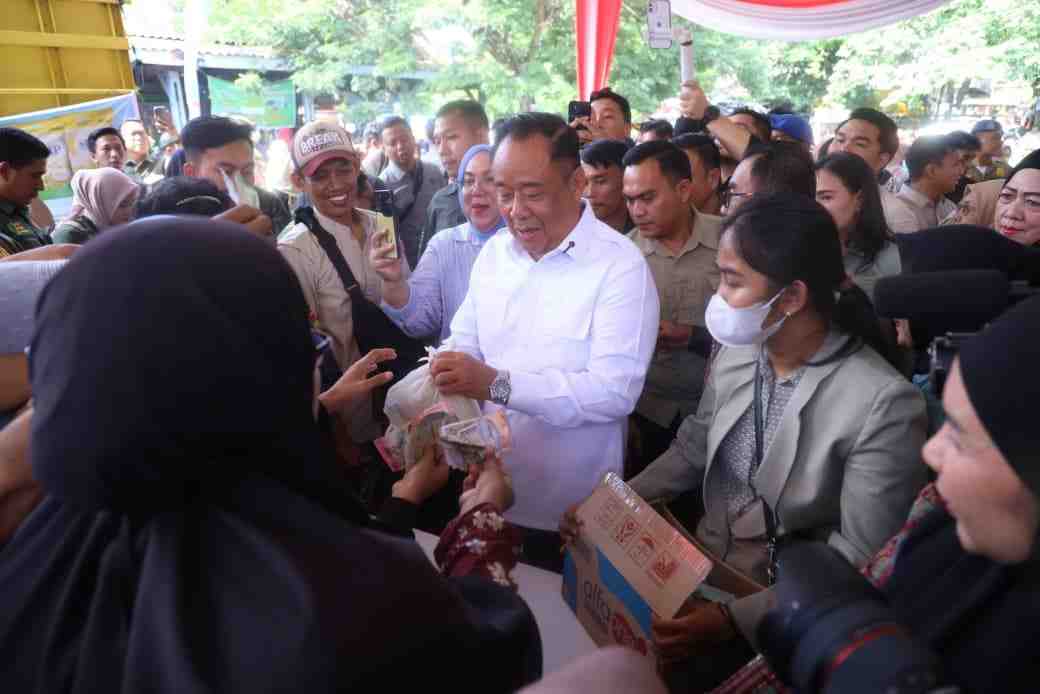 Wagub Sumsel, Cik Ujang mengunjungi kegiatan operasi pasar murah di pasar teminal Kenten, Palembang, Kamis (18/9/2025). Foto: Humas Pemprov Sumsel.