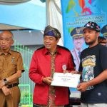 Penyerahan hadia kepada para pemenang lomba mural, Selasa (9/9/2025). Foto: Kominfo Palembang.
