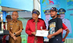 Penyerahan hadia kepada para pemenang lomba mural, Selasa (9/9/2025). Foto: Kominfo Palembang.