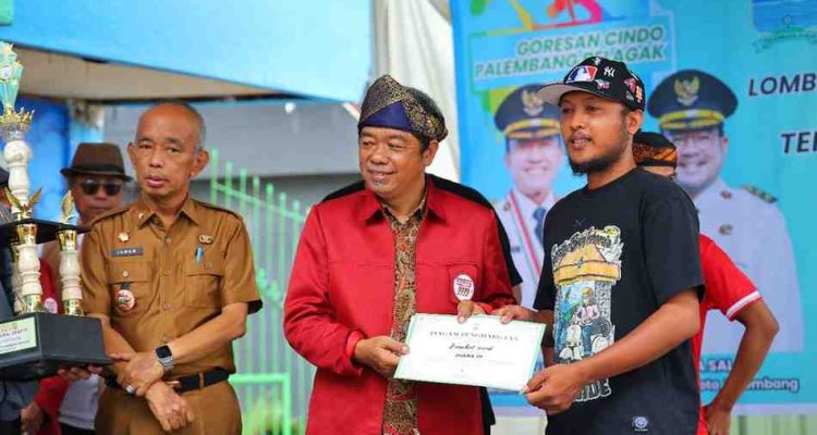 Penyerahan hadia kepada para pemenang lomba mural, Selasa (9/9/2025). Foto: Kominfo Palembang.