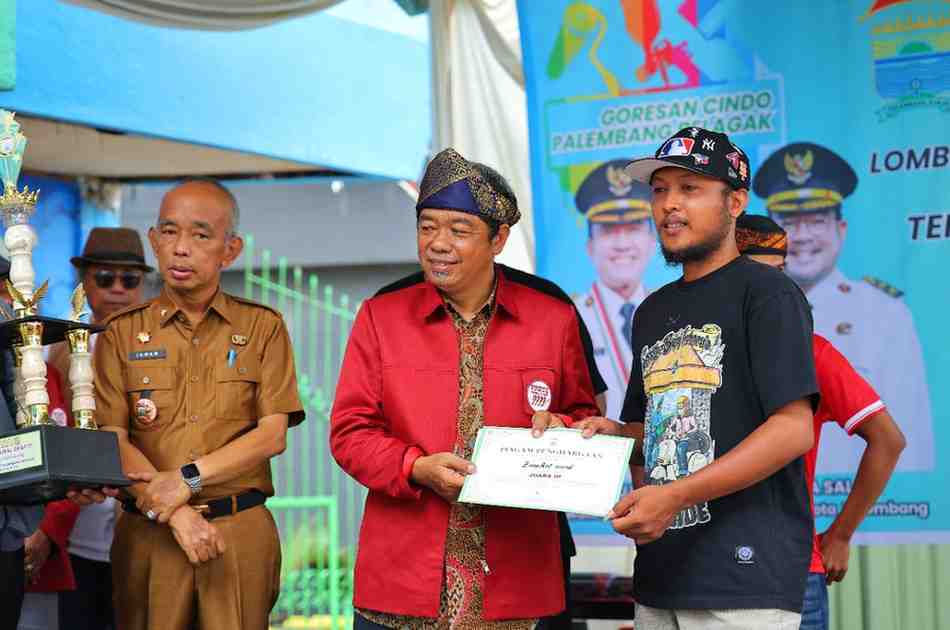 Penyerahan hadia kepada para pemenang lomba mural, Selasa (9/9/2025). Foto: Kominfo Palembang.