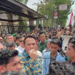 Ketua DPRD Sumsel, Andie Dinaldie menerima aksi ribuan mahasiswa di halaman DPRD Sumsel, Senin (1/9/2025). Foto: IST