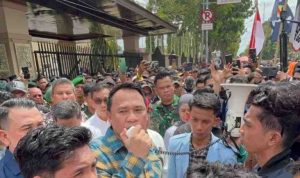 Ketua DPRD Sumsel, Andie Dinaldie menerima aksi ribuan mahasiswa di halaman DPRD Sumsel, Senin (1/9/2025). Foto: IST