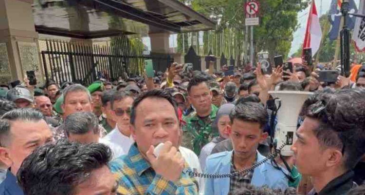 Ketua DPRD Sumsel, Andie Dinaldie menerima aksi ribuan mahasiswa di halaman DPRD Sumsel, Senin (1/9/2025). Foto: IST