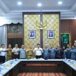 Gubernur Sumsel H. Herman Deru dan Kepala Kanwil DJKN Sumsel, Jambi, dan Bangka Belitung, Ferdinan Lengkong usai penandatangan MoU di Griya Agung Palembang, Selasa (16/9/2025). Foto: Humas Pemprov Sumsel.