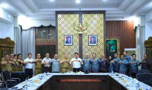 Gubernur Sumsel H. Herman Deru dan Kepala Kanwil DJKN Sumsel, Jambi, dan Bangka Belitung, Ferdinan Lengkong usai penandatangan MoU di Griya Agung Palembang, Selasa (16/9/2025). Foto: Humas Pemprov Sumsel.