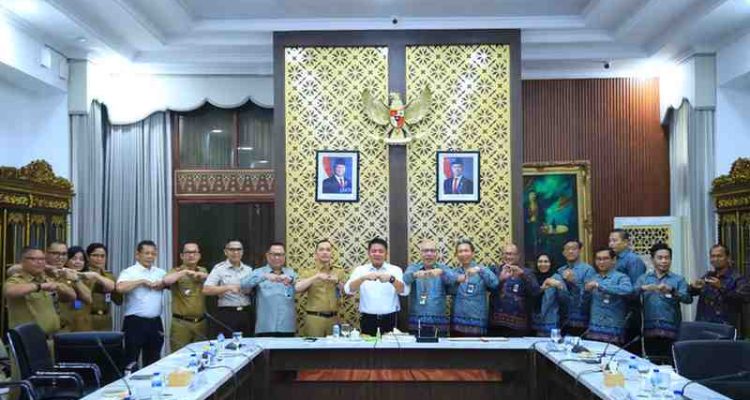 Gubernur Sumsel H. Herman Deru dan Kepala Kanwil DJKN Sumsel, Jambi, dan Bangka Belitung, Ferdinan Lengkong usai penandatangan MoU di Griya Agung Palembang, Selasa (16/9/2025). Foto: Humas Pemprov Sumsel.