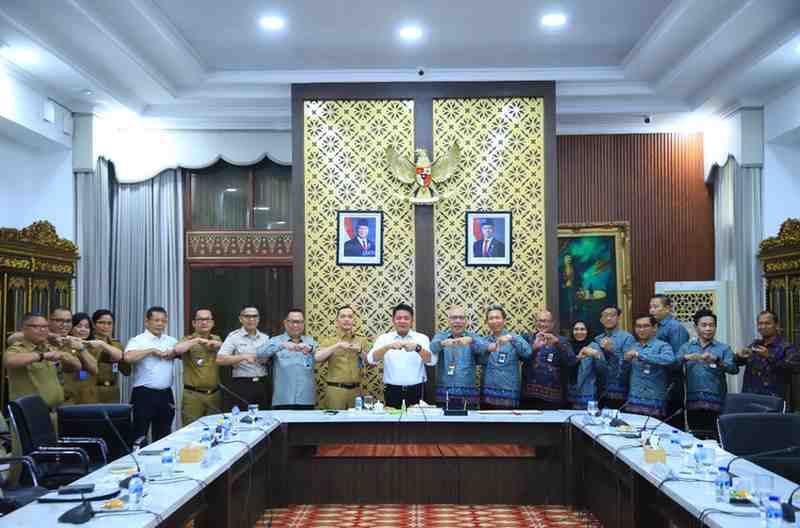 Gubernur Sumsel H. Herman Deru dan Kepala Kanwil DJKN Sumsel, Jambi, dan Bangka Belitung, Ferdinan Lengkong usai penandatangan MoU di Griya Agung Palembang, Selasa (16/9/2025). Foto: Humas Pemprov Sumsel.