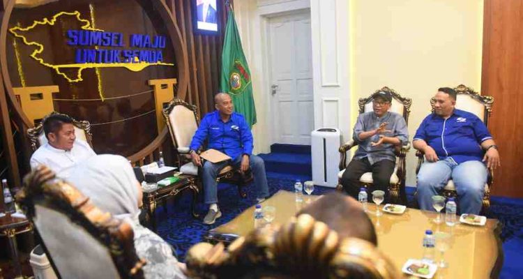 Gubernur Sumsel, Herman Deri menerima audiensi Pengurus Asosiasi Penyelenggara Jasa Internet Indonesia (APJII) Sumsel di ruang tamu gubernur, Jumat (19/9/2025) sore. Foto: Humas Pemprov Sumsel.