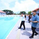Gubernur Sumsel, Herman Deru melihat venue renang Porprov XI Muba di Sekayu, Minggu (28/9/2025). Foto: Humas Pemprov Sumsel.