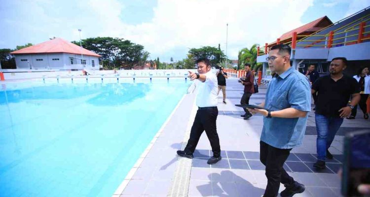 Gubernur Sumsel, Herman Deru melihat venue renang Porprov XI Muba di Sekayu, Minggu (28/9/2025). Foto: Humas Pemprov Sumsel.