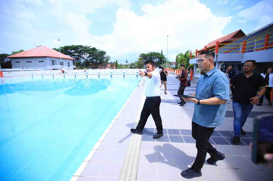 Gubernur Sumsel, Herman Deru melihat venue renang Porprov XI Muba di Sekayu, Minggu (28/9/2025). Foto: Humas Pemprov Sumsel.