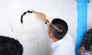 Walikota ikut mengoreskan kuas pada lomba Mural Grafiti Walikota Palembang, Sabtu (6/9/2025). Foto: Kominfo Palembang.