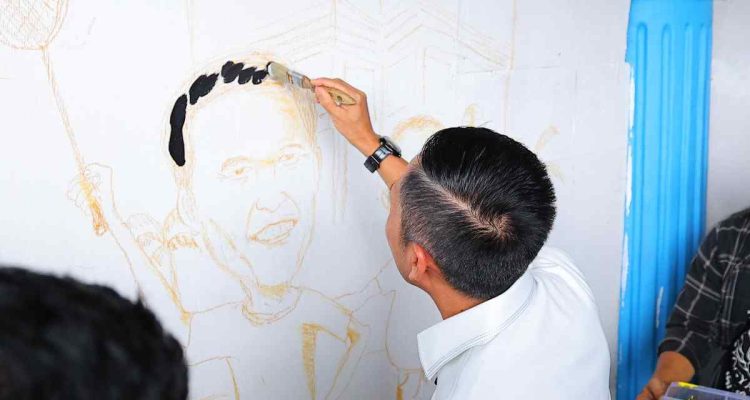 Walikota ikut mengoreskan kuas pada lomba Mural Grafiti Walikota Palembang, Sabtu (6/9/2025). Foto: Kominfo Palembang.