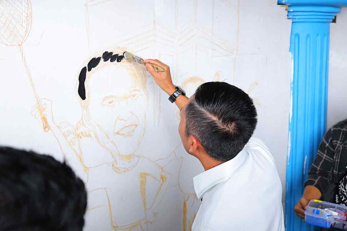 Walikota ikut mengoreskan kuas pada lomba Mural Grafiti Walikota Palembang, Sabtu (6/9/2025). Foto: Kominfo Palembang.