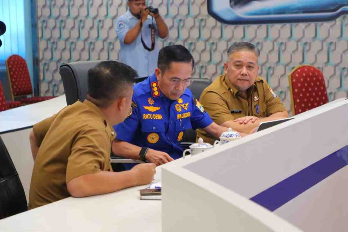 Walikota Palembang, Ratu Dewa didampingi Sekda Aprizal mengikuti rakor nasional bersama Mendagri secara virtual, Senin (29/9/2025). Foto: Kominfo Palembang.