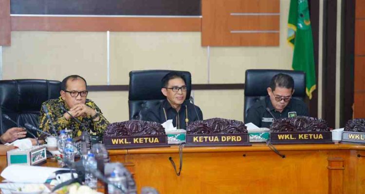 Para pimpinan DPRD Muba saat memimpin rapat tentang Program Keluarga Maju. Foto: Kominfo Muba.