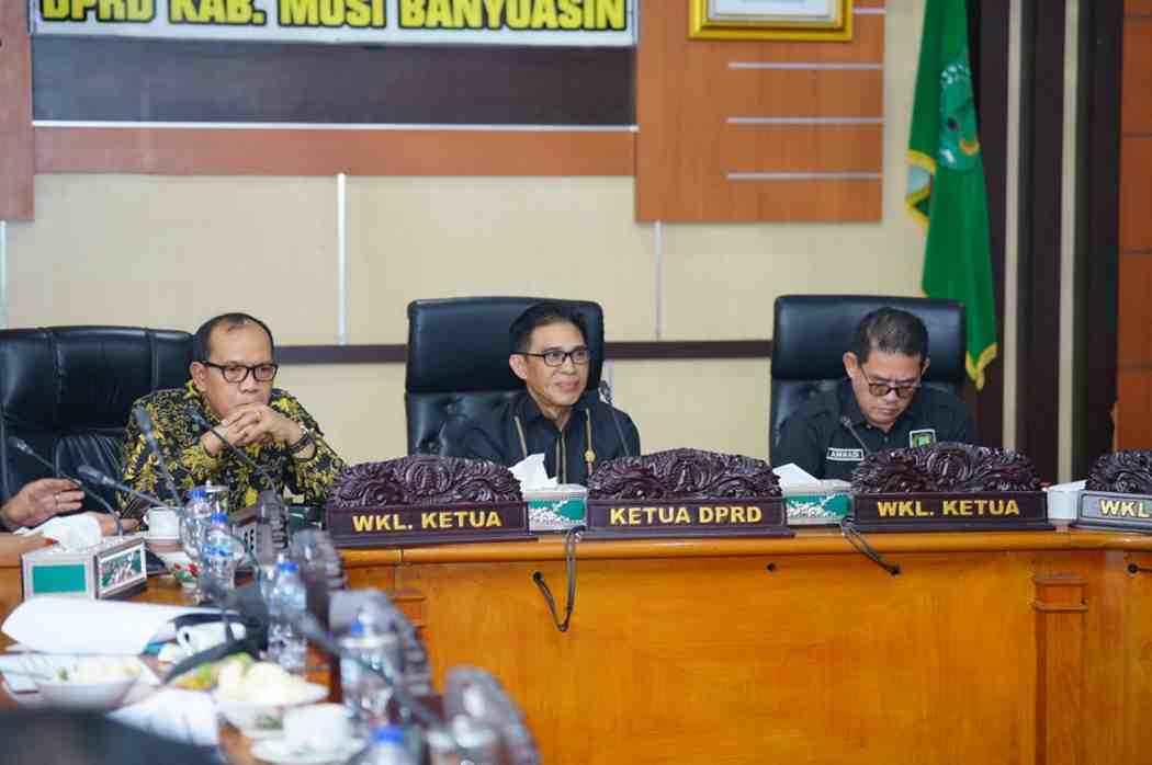 Para pimpinan DPRD Muba saat memimpin rapat tentang Program Keluarga Maju. Foto: Kominfo Muba.
