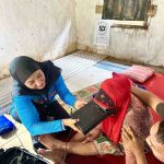 Petugas program Gladiator Hulubalang atau Gelar Layanan Adminduk di Atas Motor Khusus Layani untuk Bantu Masyarakat Wilayah Palembang, melakukan perekaman data KTP warga. Foto: Kominfo Palembang.