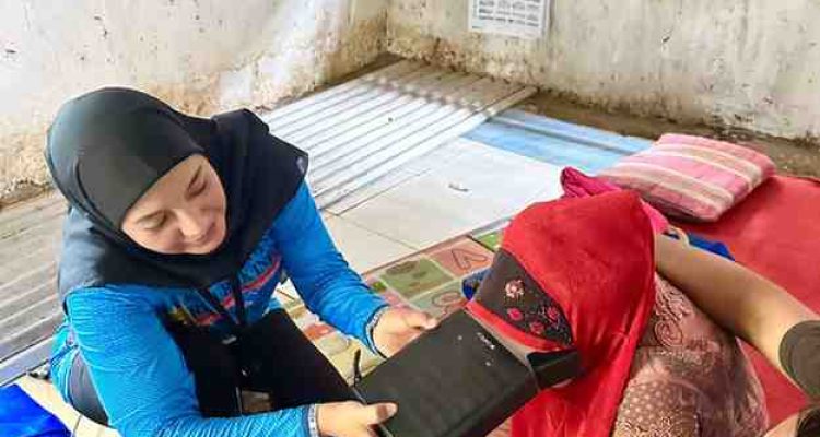 Petugas program Gladiator Hulubalang atau Gelar Layanan Adminduk di Atas Motor Khusus Layani untuk Bantu Masyarakat Wilayah Palembang, melakukan perekaman data KTP warga. Foto: Kominfo Palembang.