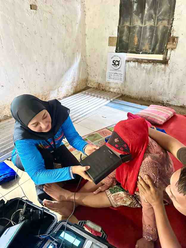 Petugas program Gladiator Hulubalang atau Gelar Layanan Adminduk di Atas Motor Khusus Layani untuk Bantu Masyarakat Wilayah Palembang, melakukan perekaman data KTP warga. Foto: Kominfo Palembang.