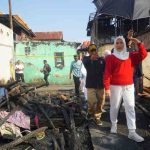 Ketua Tim Penggerak PKK sekaligus Ketua PMI Sumatera Selatan, Hj. Febrita Lustia HD atau yang akrab disapa Feby Deru, menyerahkan bantuan bagi korban kebakaran di Lorong Wakaf RT 31, Kelurahan 3–4 Ulu, Kecamatan Seberang Ulu I, Palembang, Jumat (26/9/2025). Foto: Humas Pemprov Sumsel.
