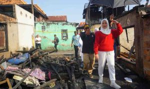 Ketua Tim Penggerak PKK sekaligus Ketua PMI Sumatera Selatan, Hj. Febrita Lustia HD atau yang akrab disapa Feby Deru, menyerahkan bantuan bagi korban kebakaran di Lorong Wakaf RT 31, Kelurahan 3–4 Ulu, Kecamatan Seberang Ulu I, Palembang, Jumat (26/9/2025). Foto: Humas Pemprov Sumsel.