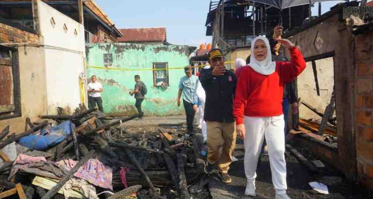 Ketua Tim Penggerak PKK sekaligus Ketua PMI Sumatera Selatan, Hj. Febrita Lustia HD atau yang akrab disapa Feby Deru, menyerahkan bantuan bagi korban kebakaran di Lorong Wakaf RT 31, Kelurahan 3–4 Ulu, Kecamatan Seberang Ulu I, Palembang, Jumat (26/9/2025). Foto: Humas Pemprov Sumsel.