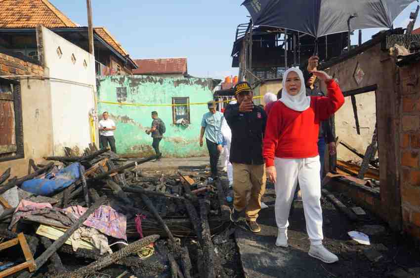 Ketua Tim Penggerak PKK sekaligus Ketua PMI Sumatera Selatan, Hj. Febrita Lustia HD atau yang akrab disapa Feby Deru, menyerahkan bantuan bagi korban kebakaran di Lorong Wakaf RT 31, Kelurahan 3–4 Ulu, Kecamatan Seberang Ulu I, Palembang, Jumat (26/9/2025). Foto: Humas Pemprov Sumsel.