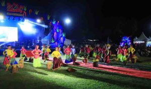 Tarian kolosal saat pembukaan Karang Asem Festibal di Alun-alun Kelurahan Tanjung Enim Selatan, Kecamatan Lawang Kidul, Kabupaten Muara Enim, Rabu (3/9/2025) malam. Foto: Humas Pemprov Sumsel.