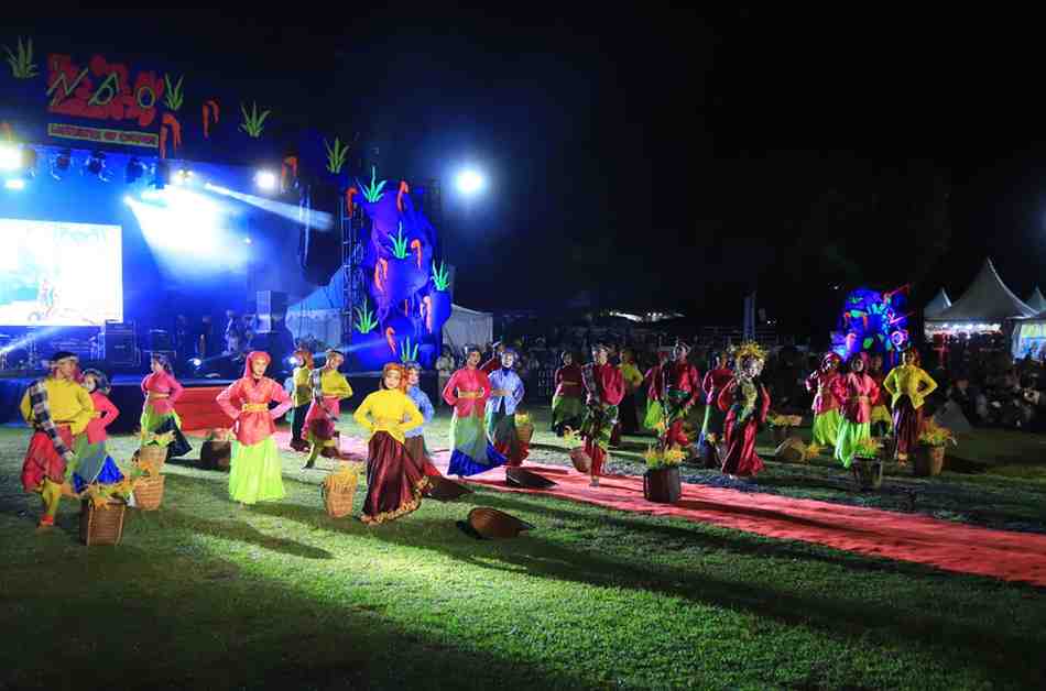 Tarian kolosal saat pembukaan Karang Asem Festibal di Alun-alun Kelurahan Tanjung Enim Selatan, Kecamatan Lawang Kidul, Kabupaten Muara Enim, Rabu (3/9/2025) malam. Foto: Humas Pemprov Sumsel.