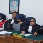 Terdakwa Fitrianti duduk di sebelah jaksa pada sidang dakwaan di PN Tipikor Palembang, Selasa (30/9/2025). Foto: Dok tribunsumsel.