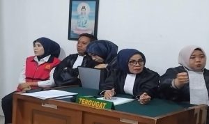 Terdakwa Fitrianti duduk di sebelah jaksa pada sidang dakwaan di PN Tipikor Palembang, Selasa (30/9/2025). Foto: Dok tribunsumsel.
