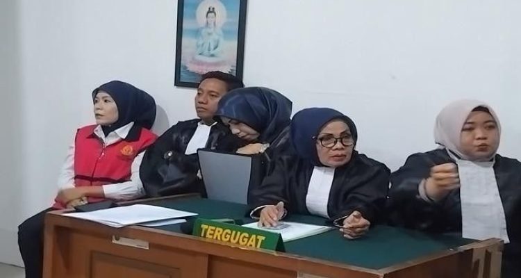 Terdakwa Fitrianti duduk di sebelah jaksa pada sidang dakwaan di PN Tipikor Palembang, Selasa (30/9/2025). Foto: Dok tribunsumsel.