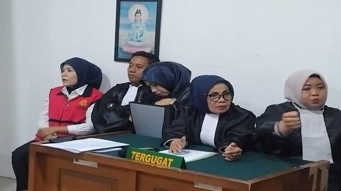 Terdakwa Fitrianti duduk di sebelah jaksa pada sidang dakwaan di PN Tipikor Palembang, Selasa (30/9/2025). Foto: Dok tribunsumsel.