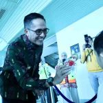 Walikota Palembang Drs H Ratu Dewa membagikan souvenir kepada para penumpang Garuda Indonesia, Kamis (4/9/2025). Foto: Kominfo Palembang.