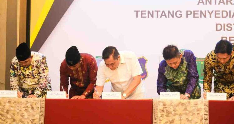 Bupati Muba, Hm Toha menandatangani nota kesepakatan penyediaan dan pendistribusian gas bumi melalui jaringan distribusi gas (jargas) rumah tangga bersama Kementerian Energi dan Sumber Daya Mineral (ESDM), di Hotel Shangri-La, Jakarta, Kamis (18/9/2025). Foto: Kominfo Muba.